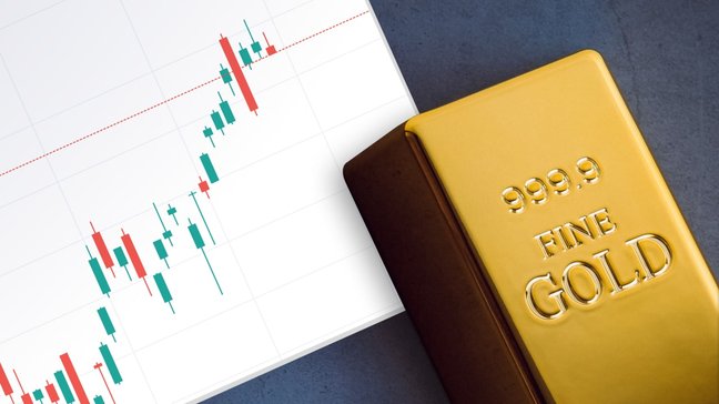 Kewaspadaan pra-NFP menyokong lantunan semula USD, mempengaruhi harga emas
